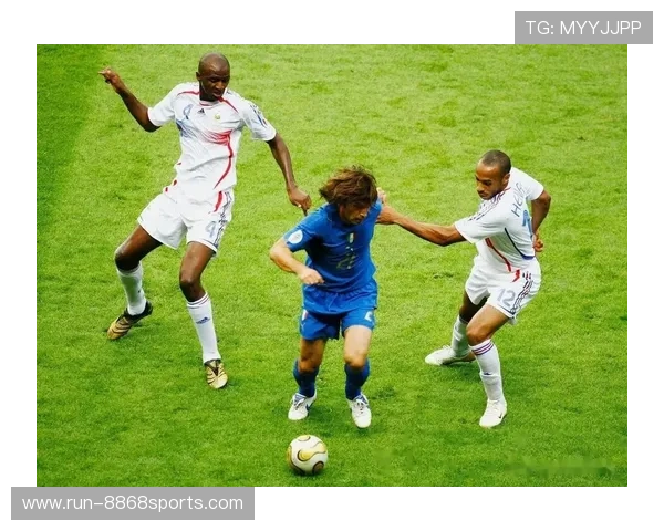 足球巨星球鞋穿到极限揭示运动员背后的汗水与坚持